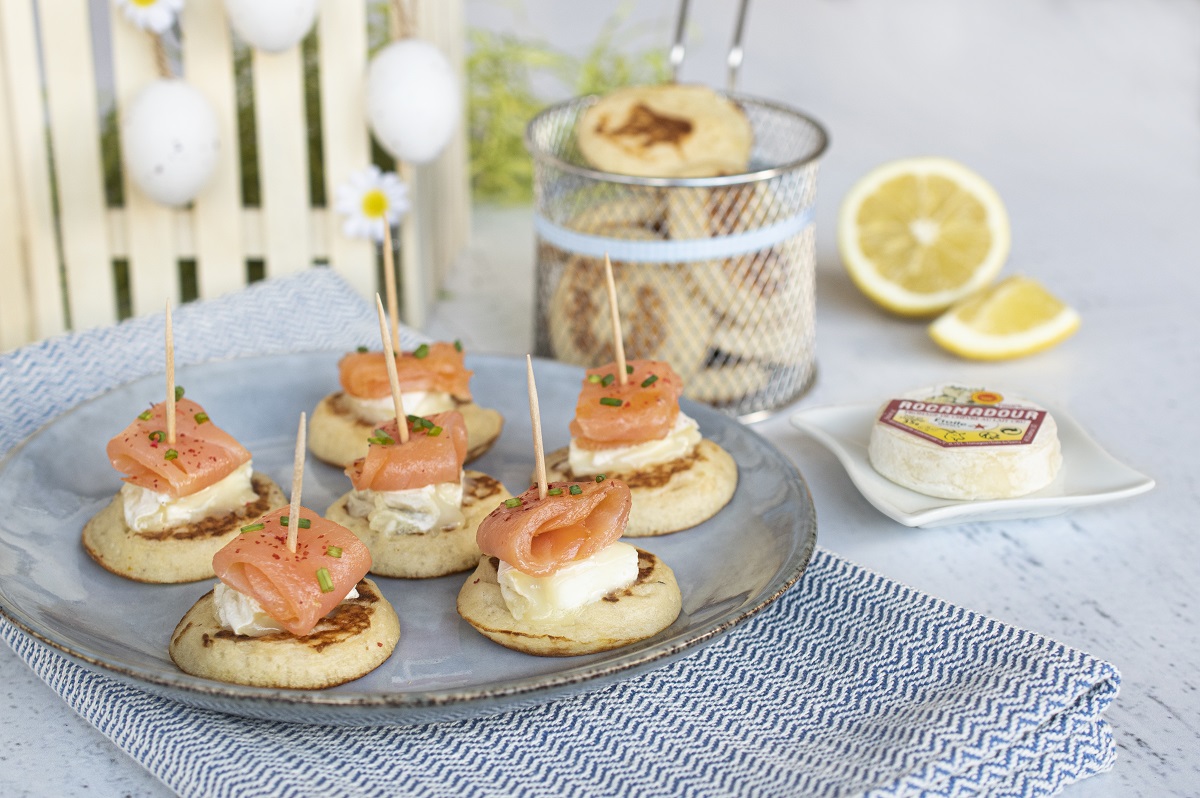 Blinis de saumon fumé et Rocamadour AOP